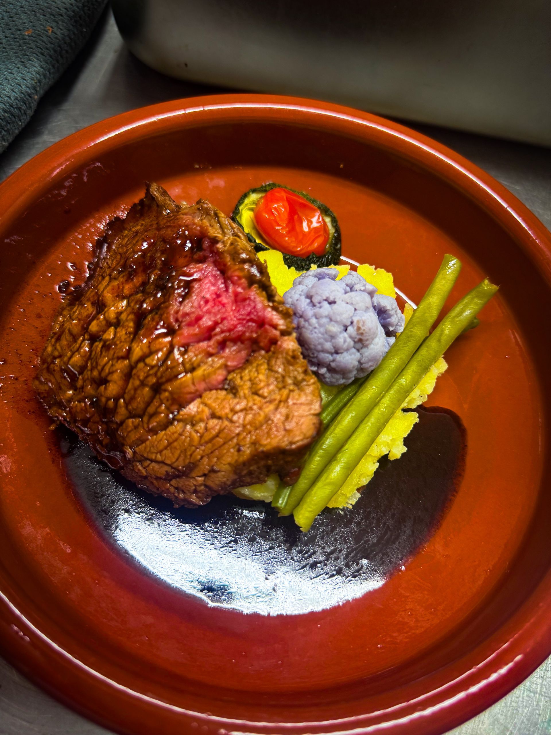 Plat de viande avec haricots et brocolis