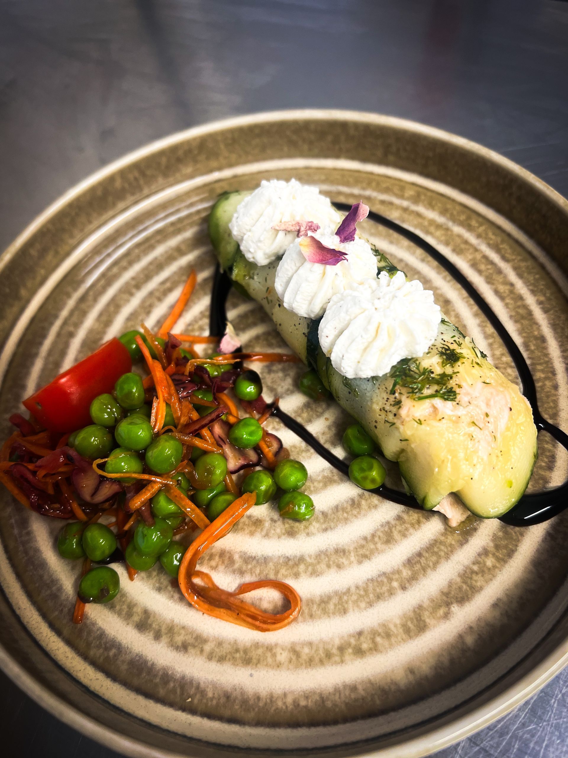 Plat avec courgettes, petits pois, carottes et tomates