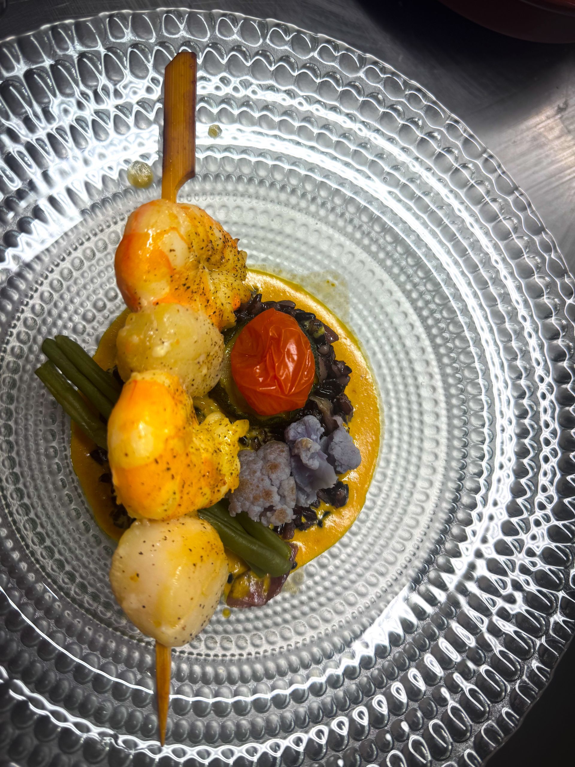 Brochette de crevettes avec accompagnement de légumes et riz