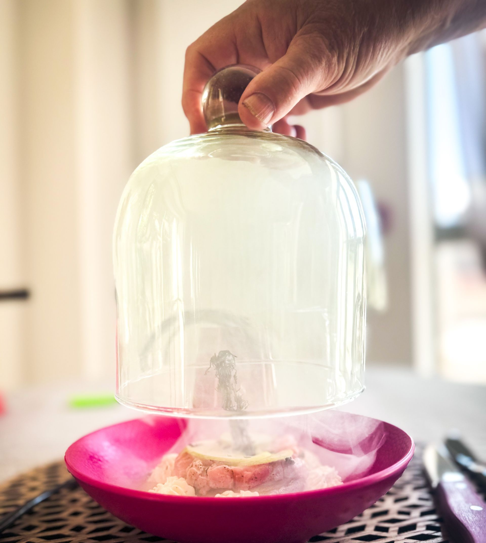 Plat sous cloche en verre