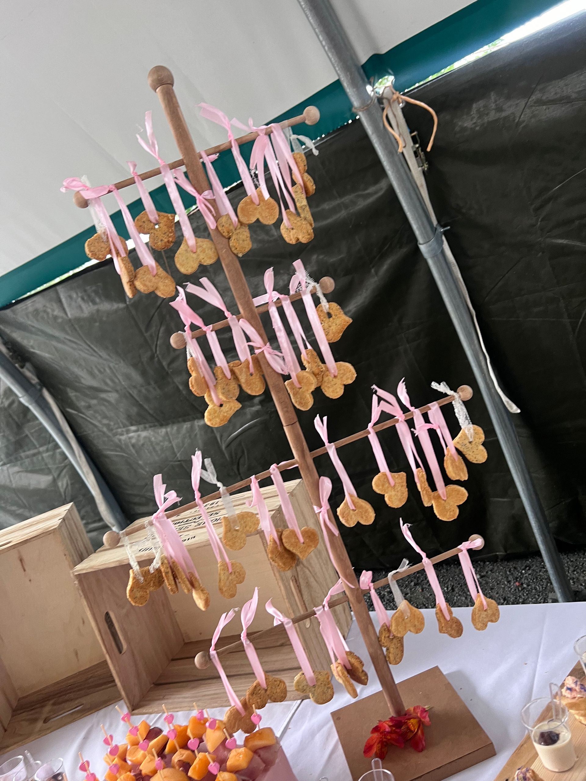 Biscuits suspendus par des rubans roses