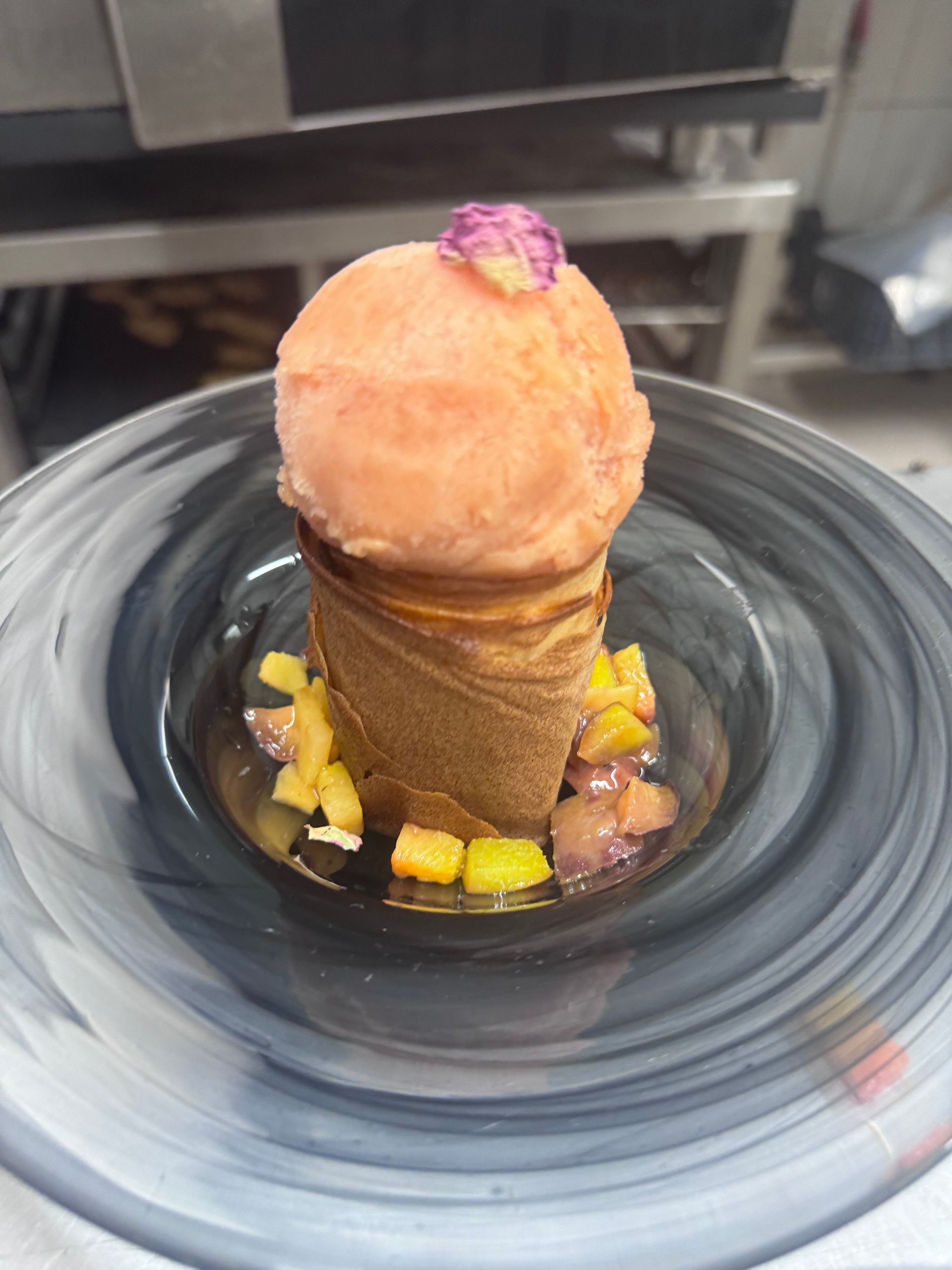 Glace avec feuilleté et compotée de fruits
