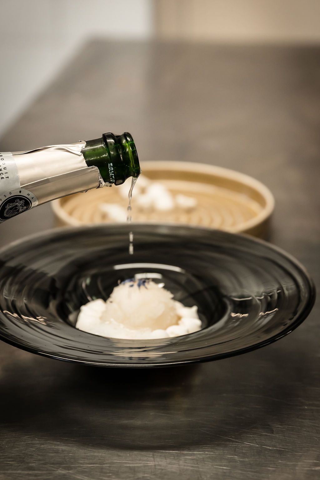 Plat en préparation avec champagne versé sur l'assiette