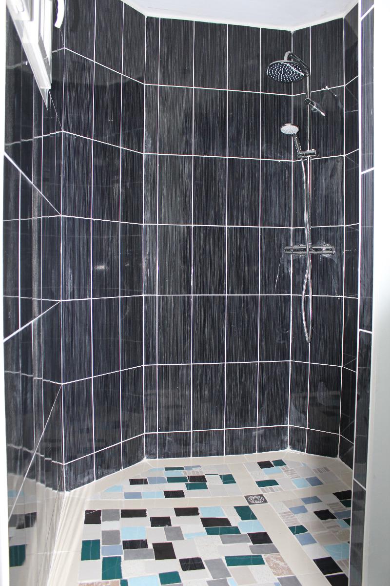 Bâtiment douche italienne avec mosaïque