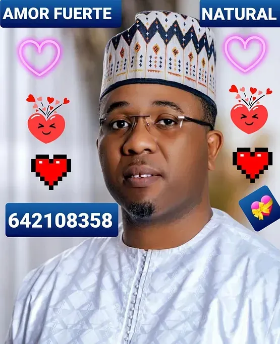 Hombre con gafas y gorra estampada, con un número de teléfono y emojis de corazón.