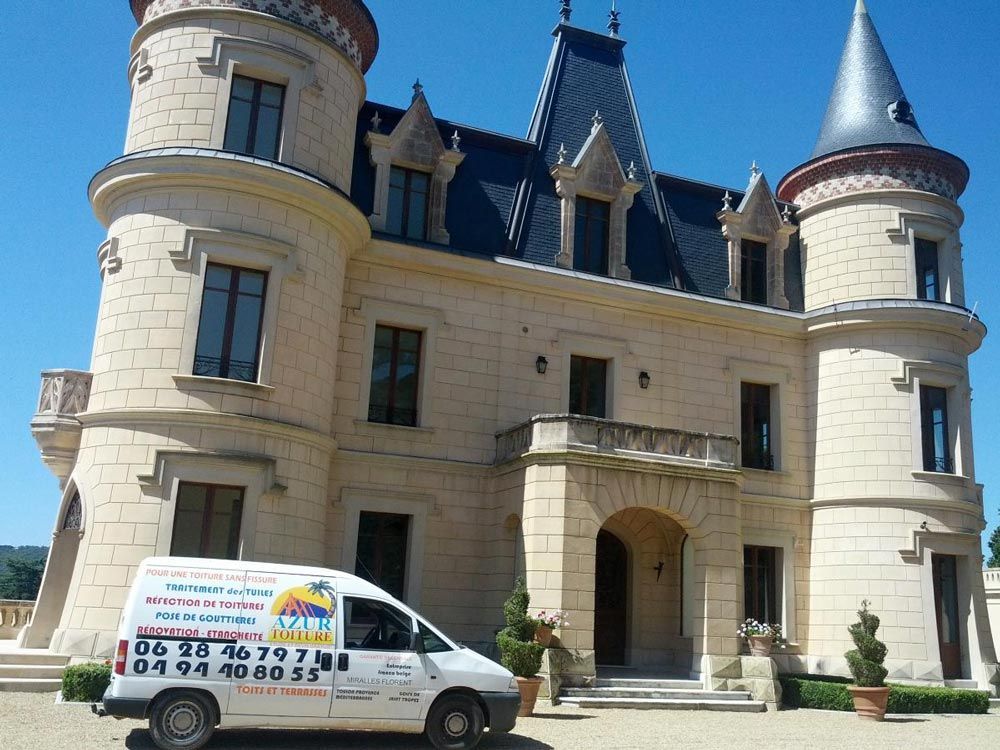 Château rénové avec véhicule de la société Azur Toiture