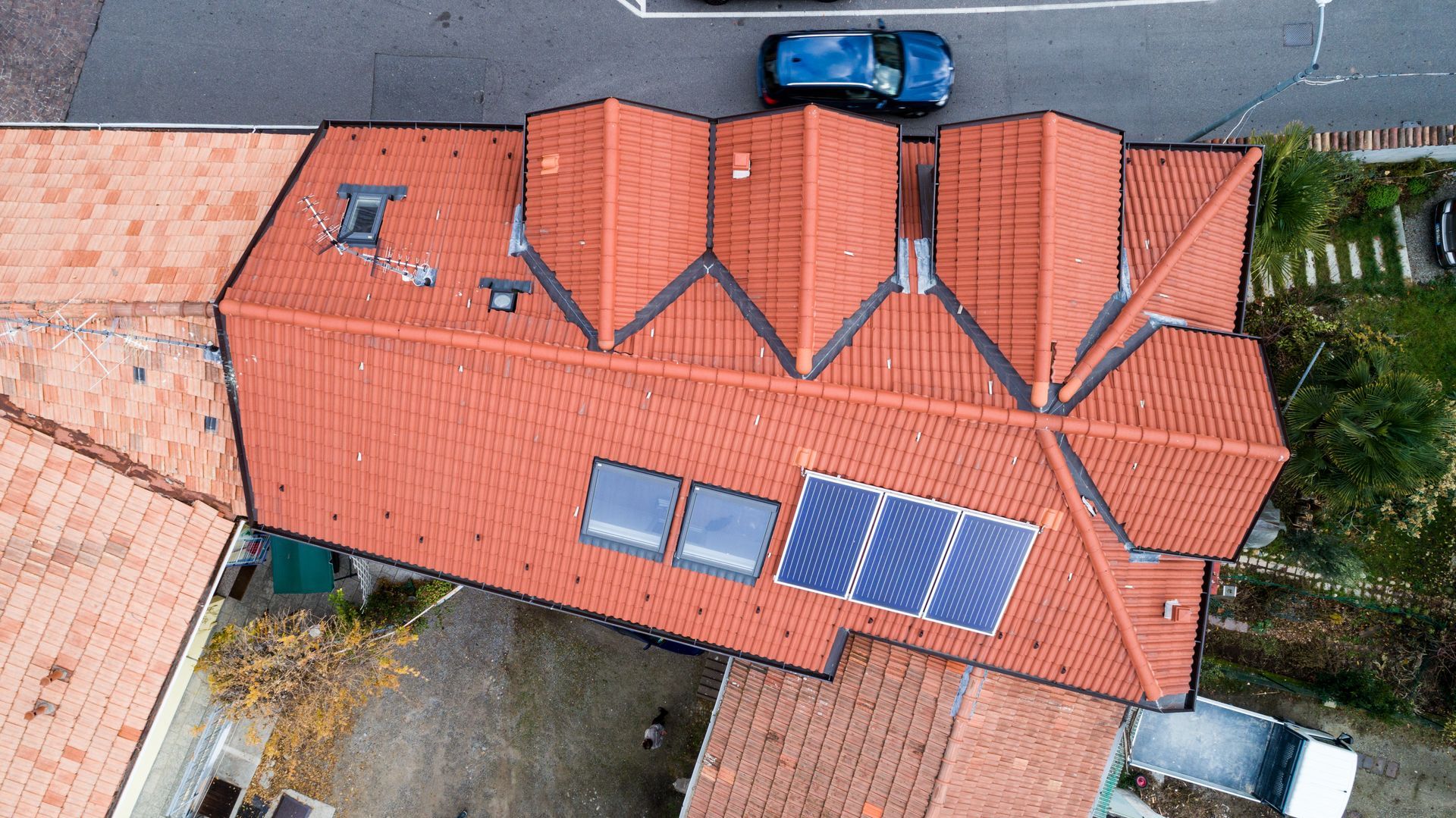 Vue plongeante sur une toiture en tuiles