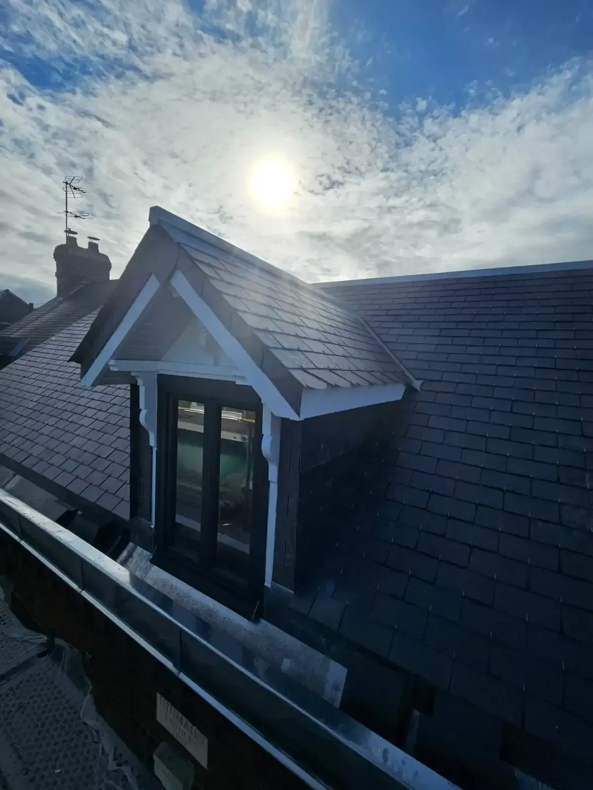 Couvreur sur une toiture en métal