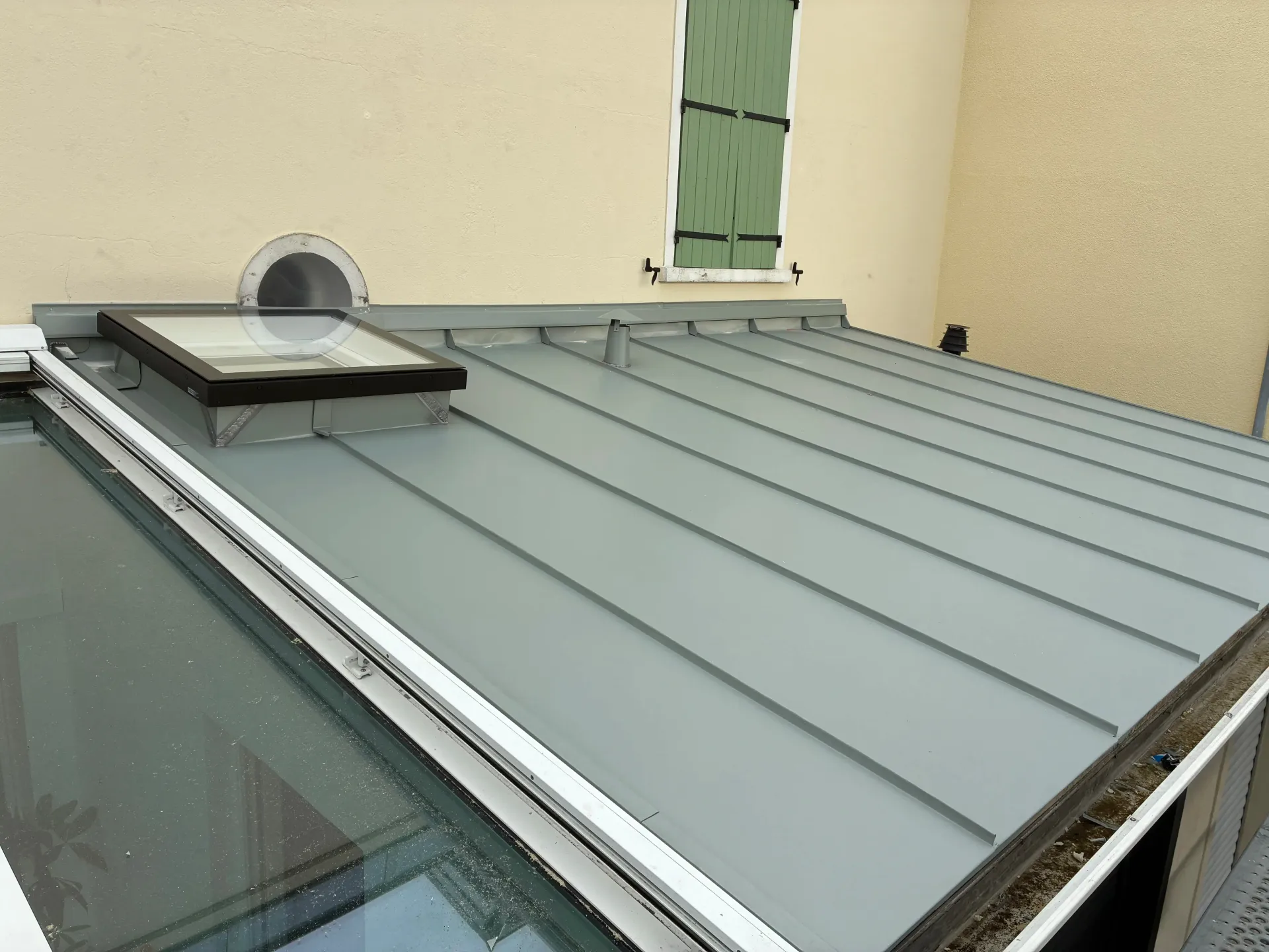 Gouttière en zinc avec des tuiles grises