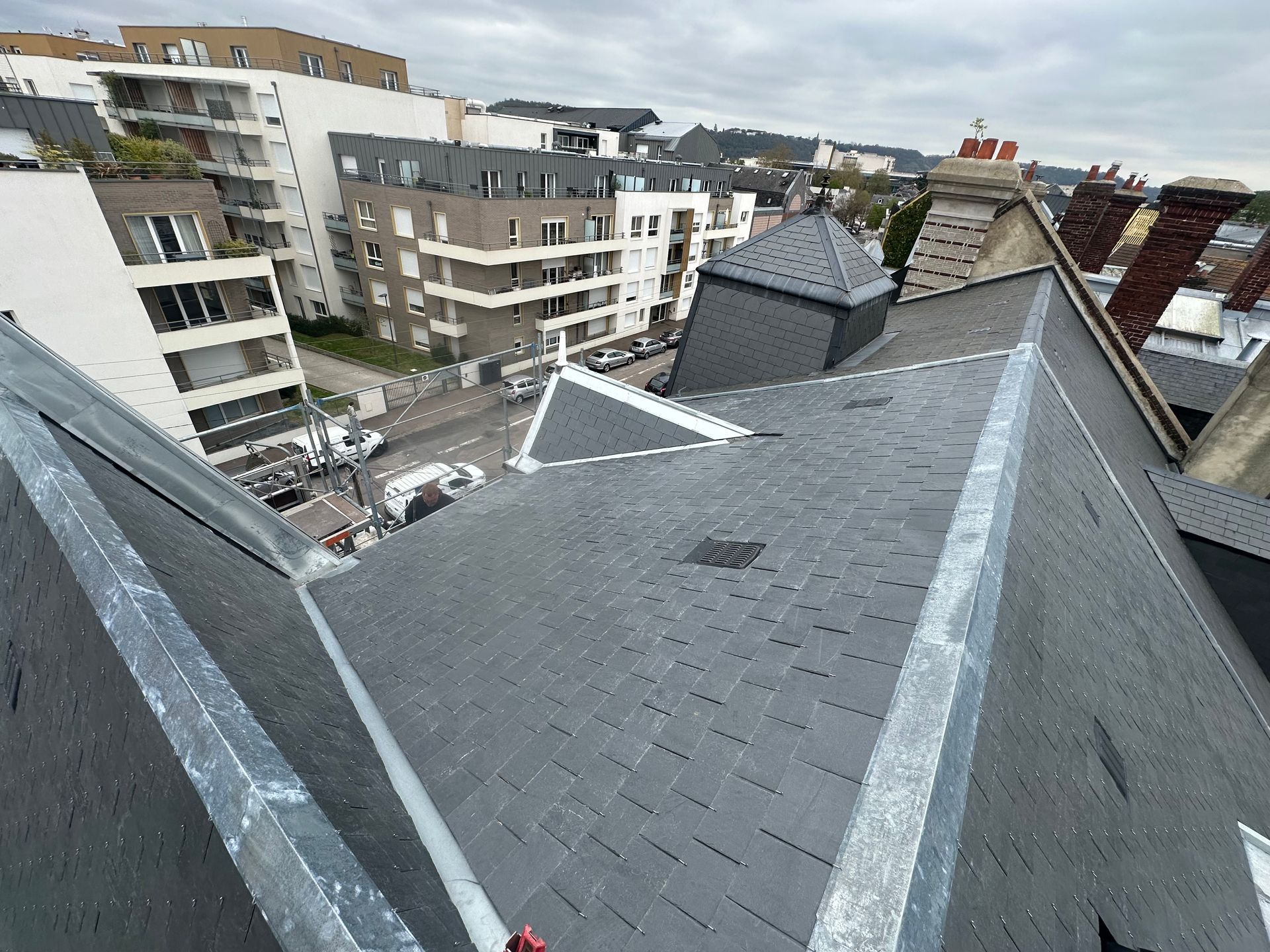 Étanchéité de toiture et pinceau