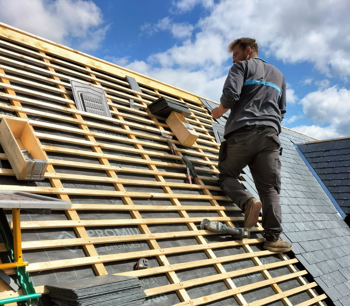 Couvreur posant des tuiles