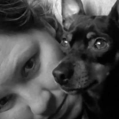 Una fotografía en blanco y negro de una mujer y su perro.