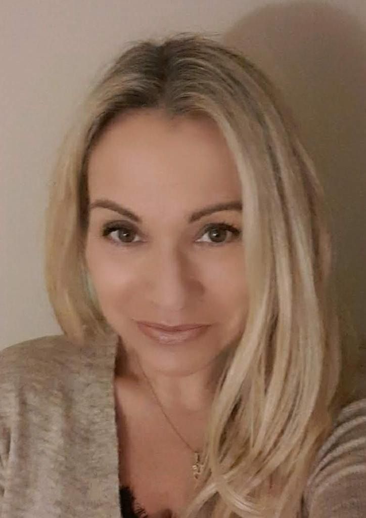 Una mujer con cabello largo y rubio se está tomando un selfie.