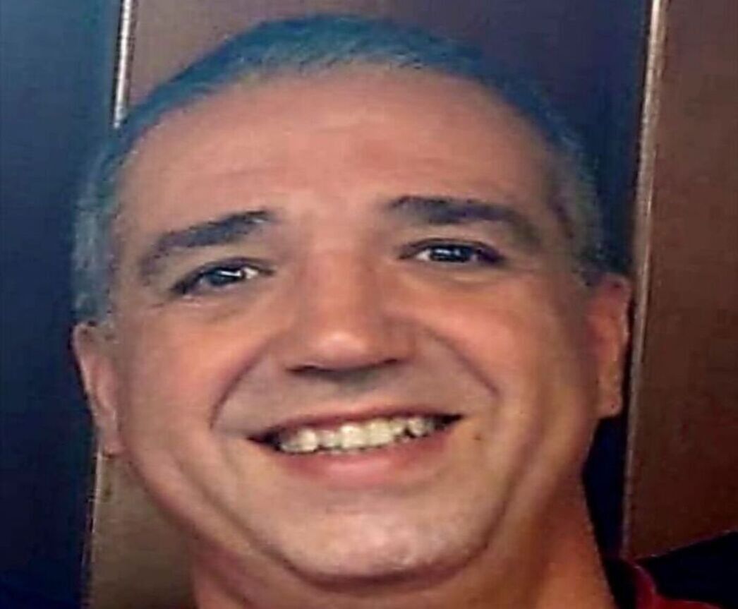 Un primer plano de la cara de un hombre sonriendo.