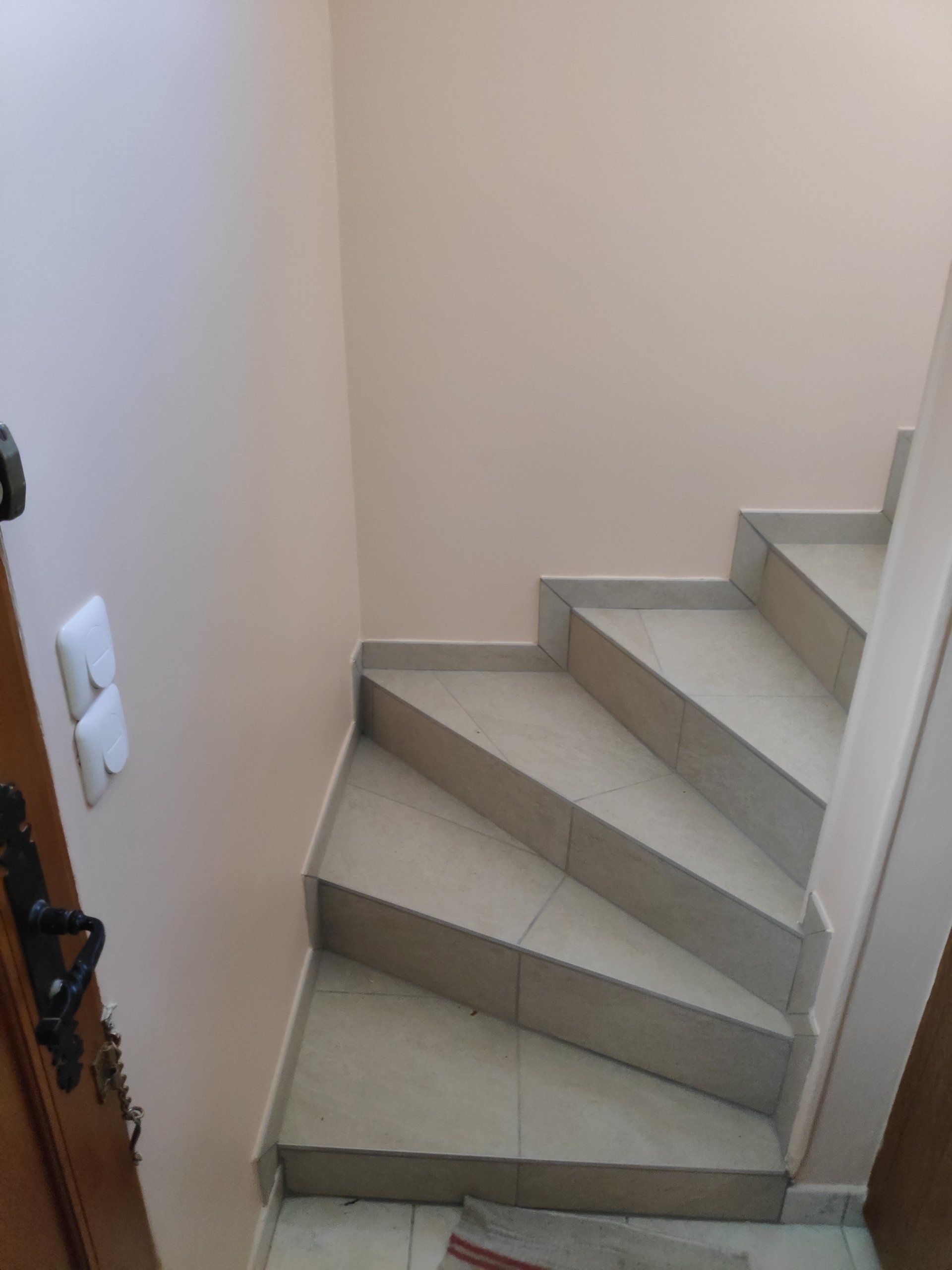 Revêtement carrelage escalier plinthes