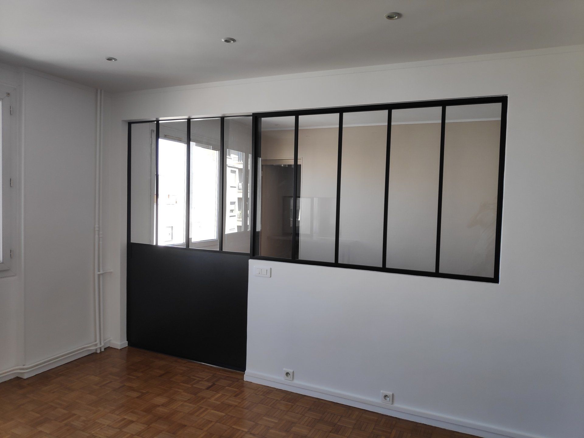 Verrière posée entre cuisine et salon