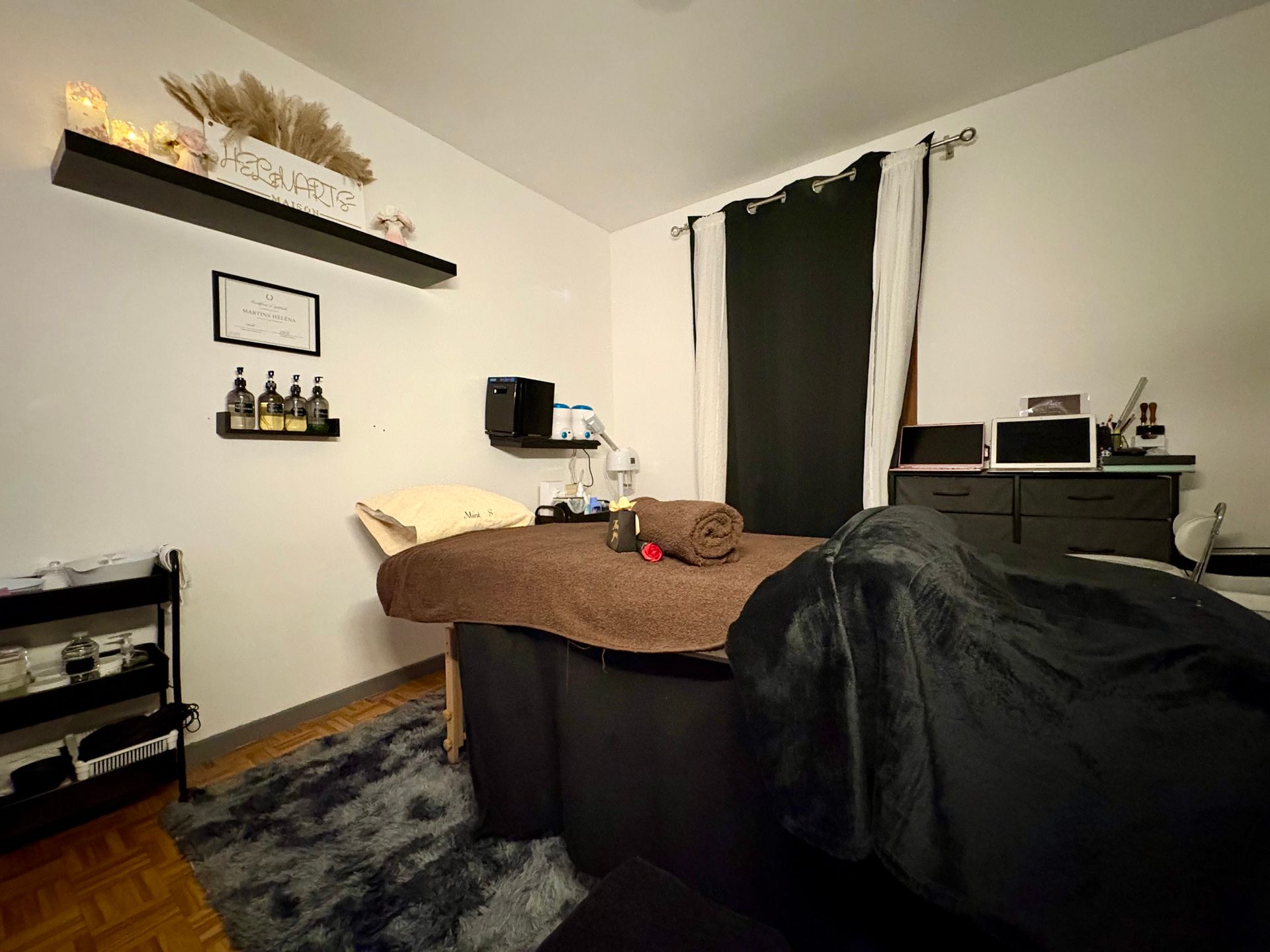 La salle de soins avec une table de massage.