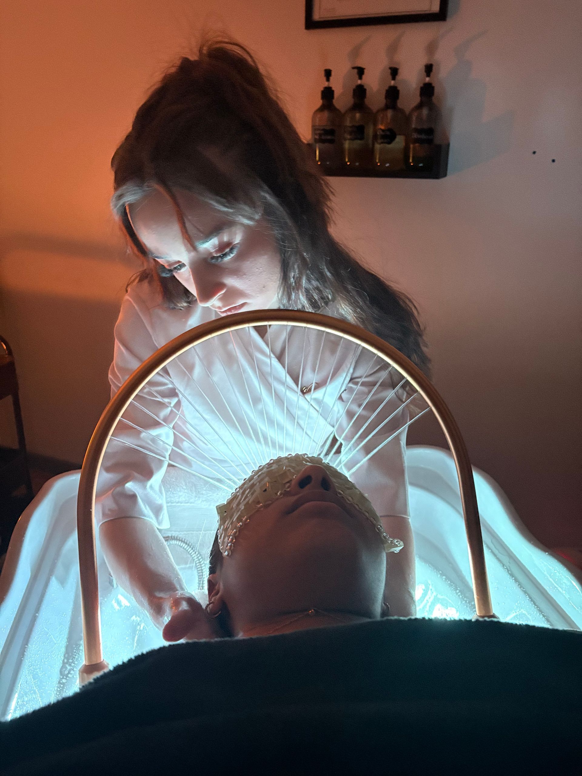 Soin Head spa japonais réalisé par une professionnelle.