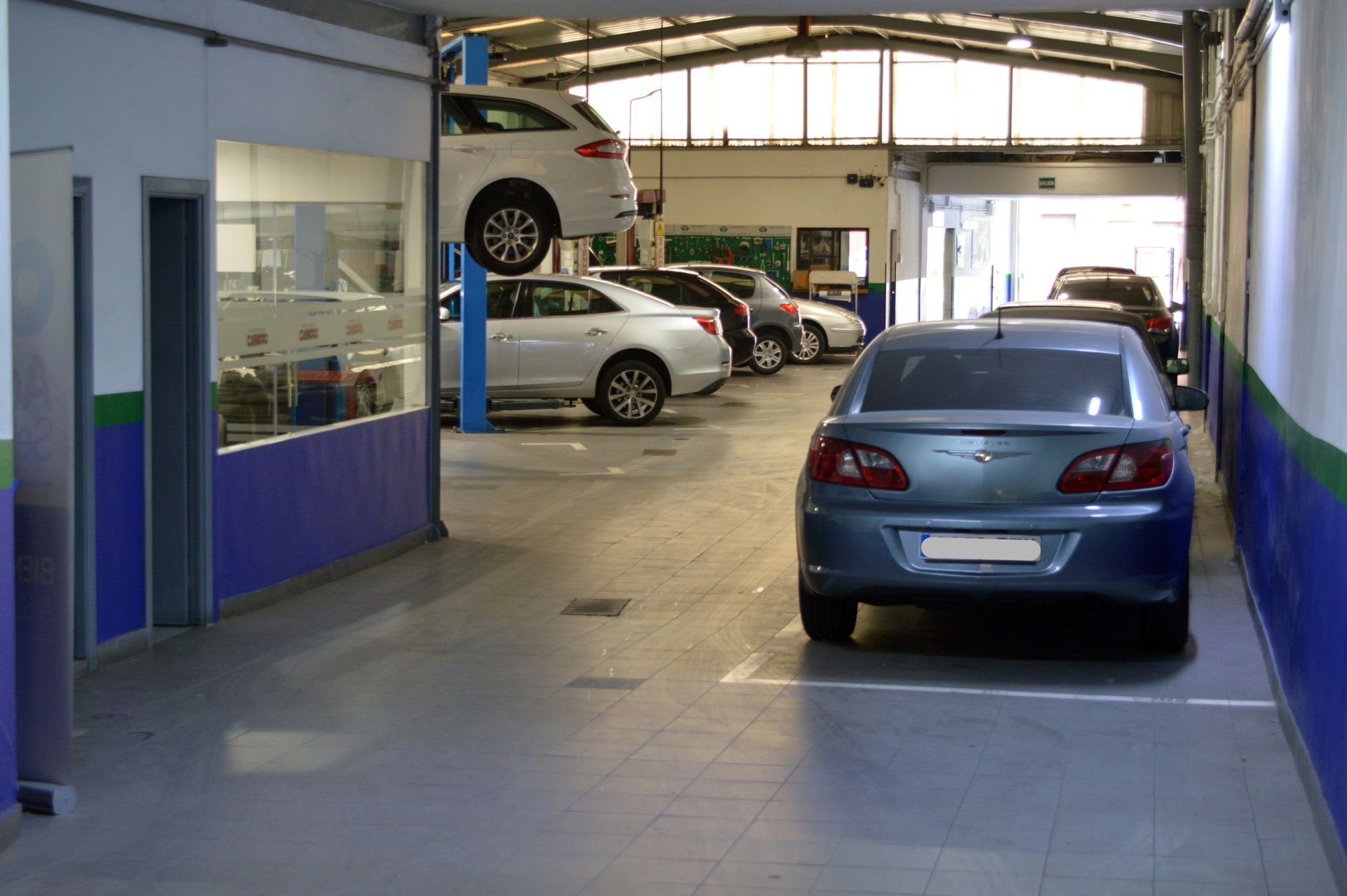 Dos letreros comerciales adyacentes: 