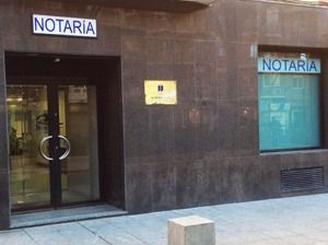Un edificio con un cartel que dice notaria