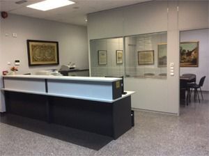 Un mostrador de recepción en una habitación con una mesa y sillas.