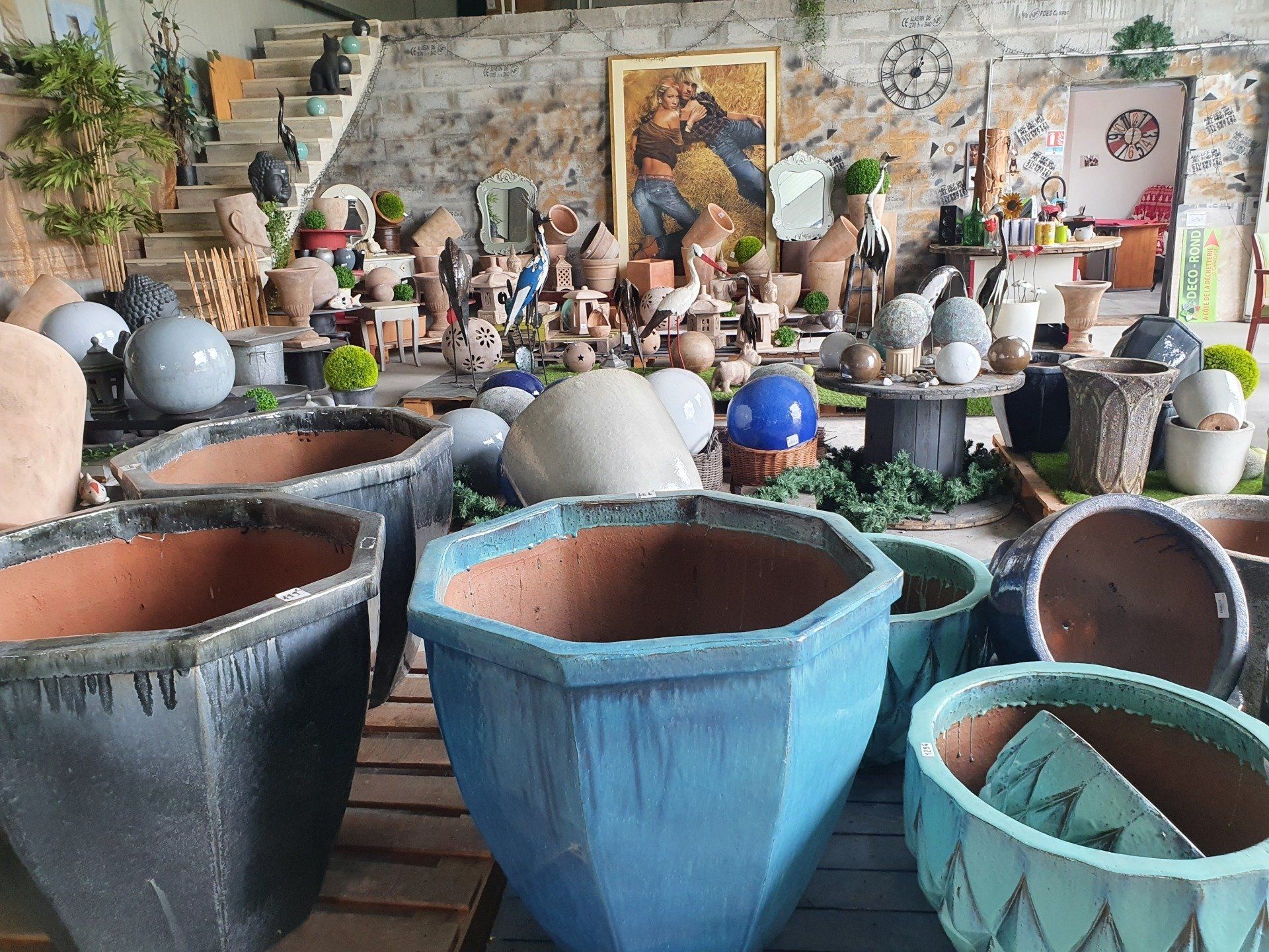 Pots en terre cuite bleus