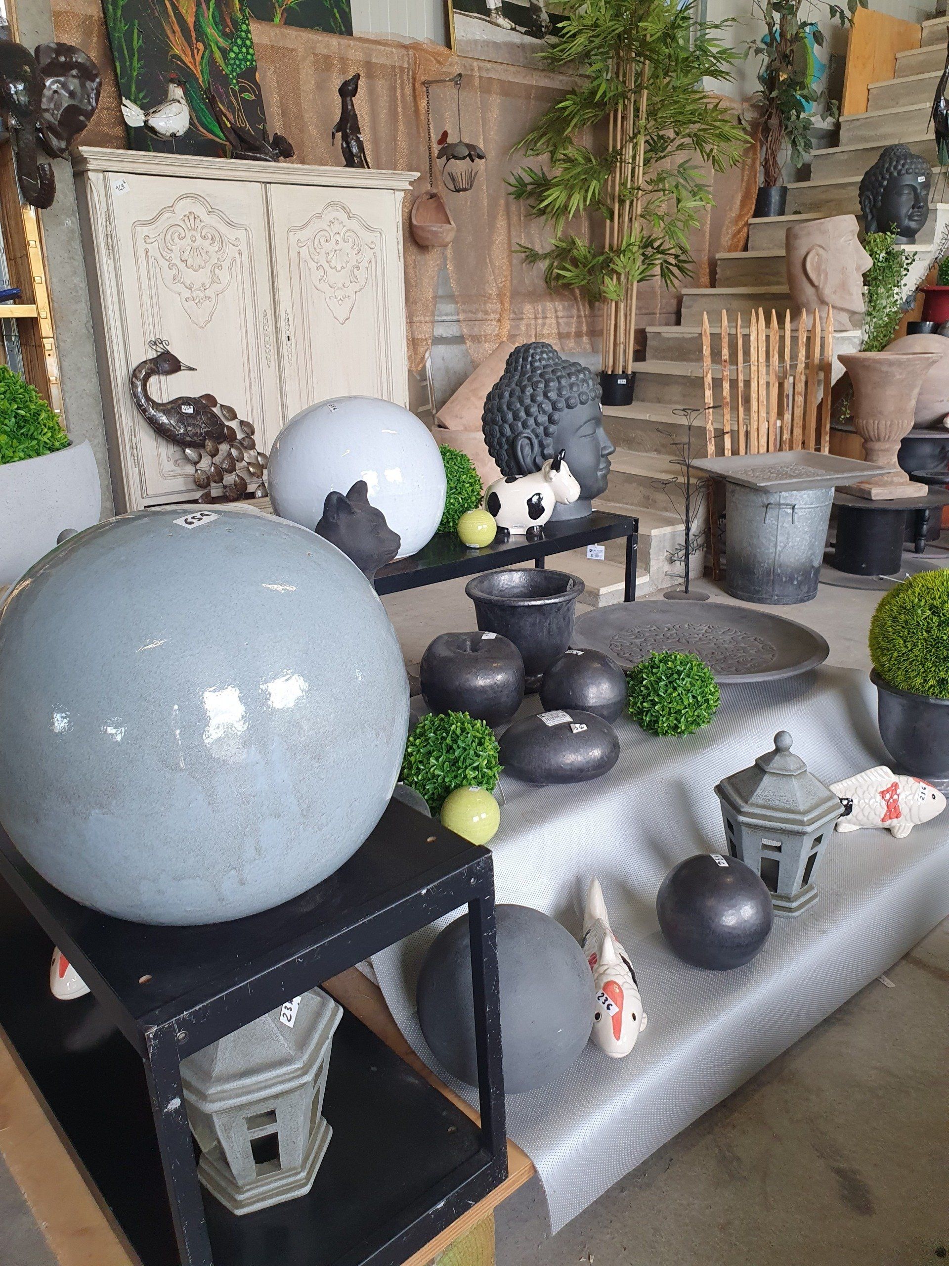 Grande boule en pierre lisse