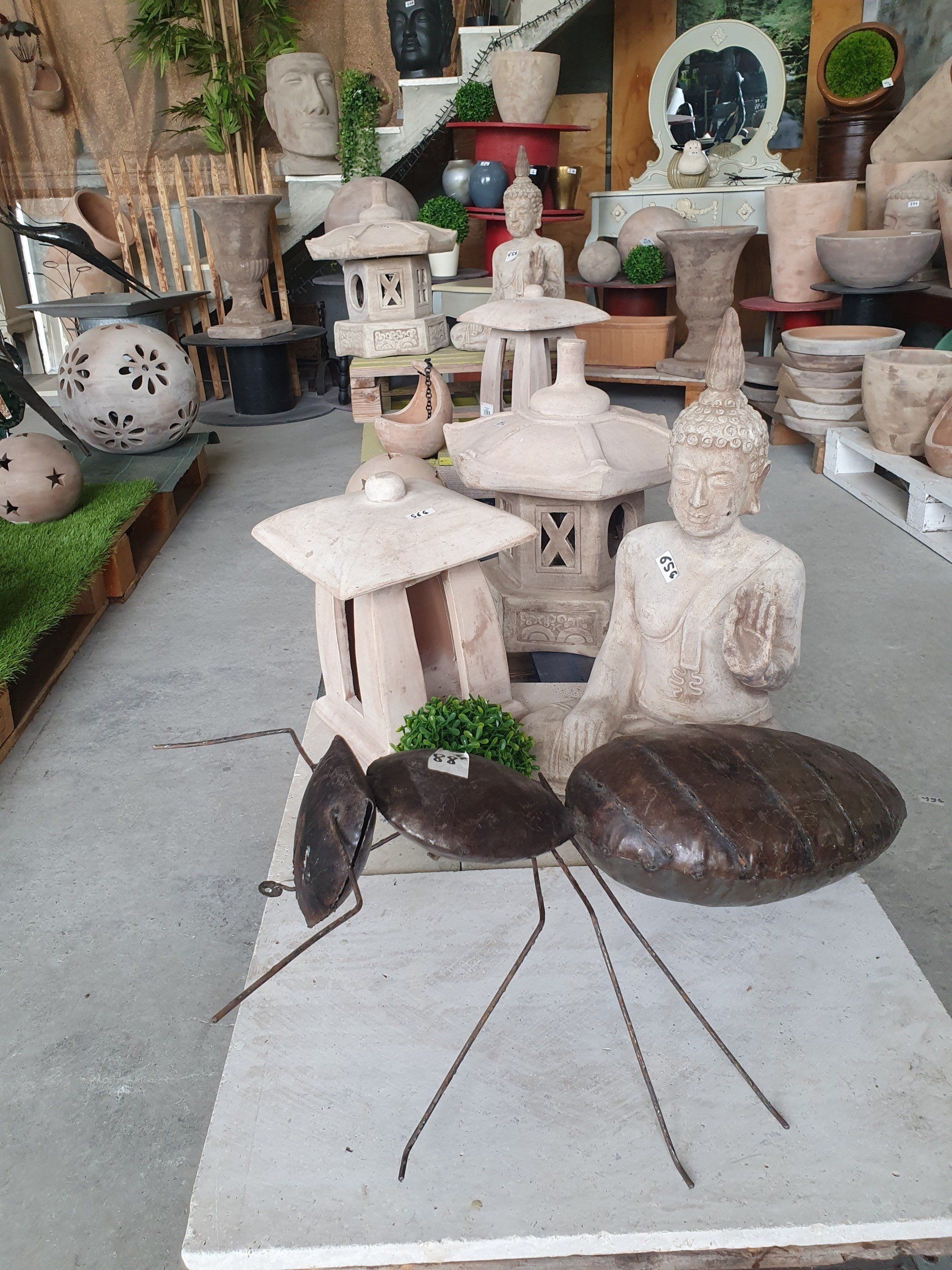 Galets noir et statues orientales