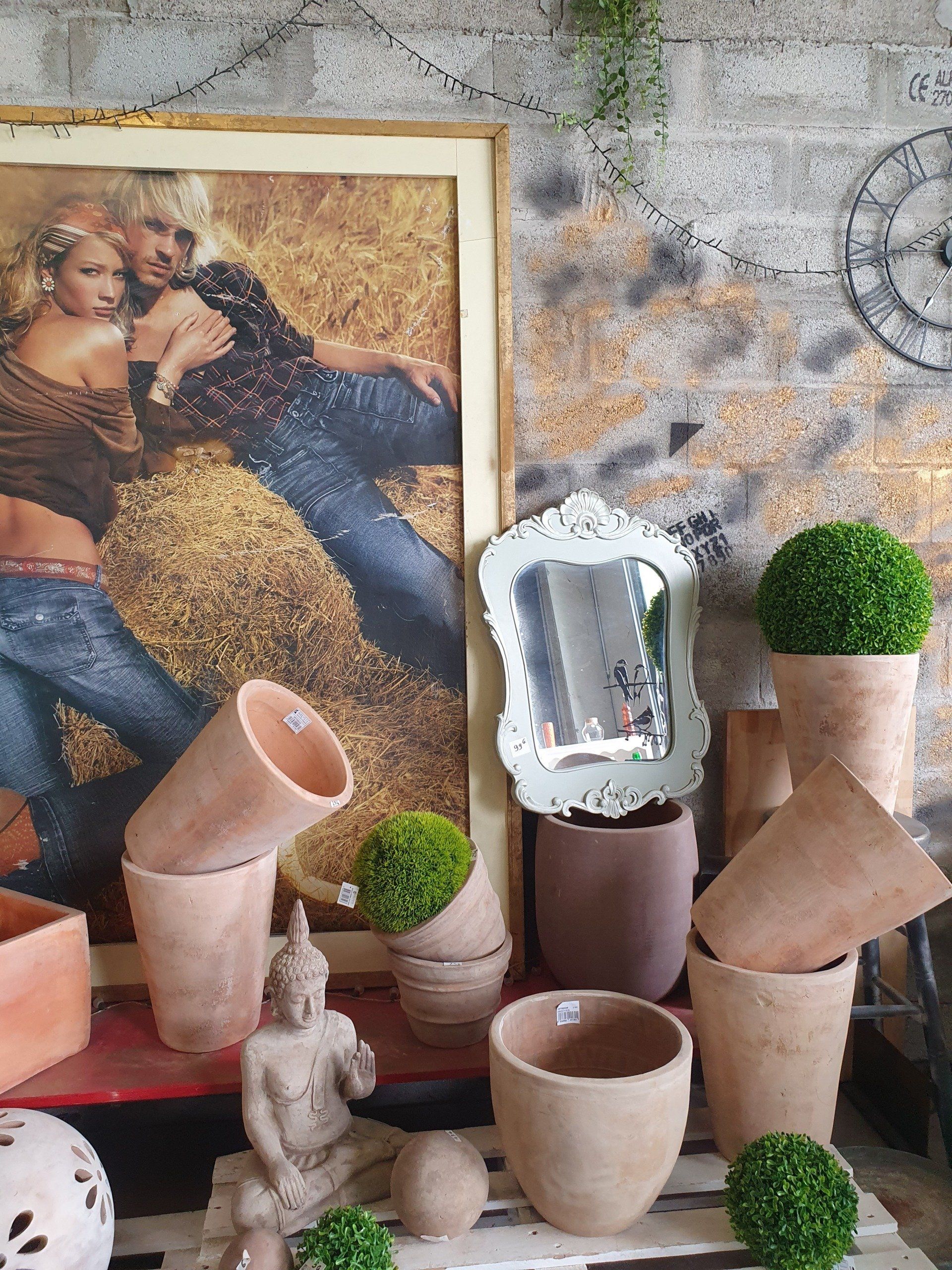 Pots en terre cuits penchés