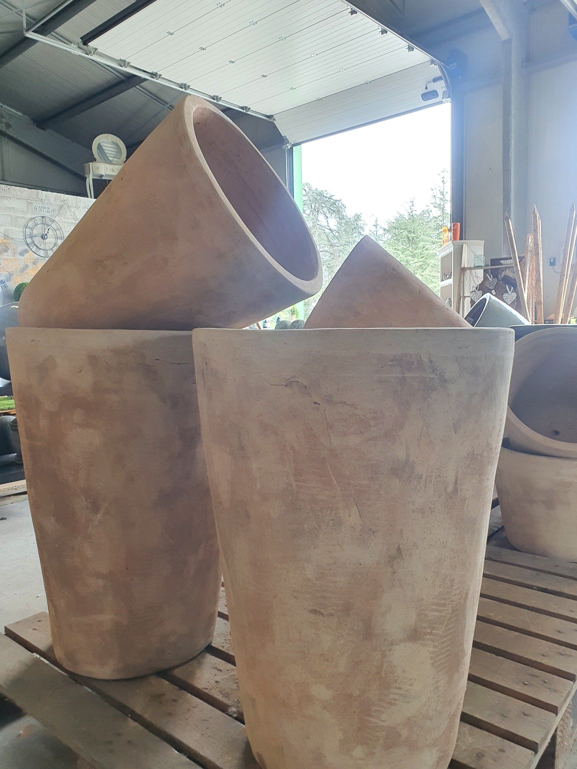 Deux grands pots en terre cuite