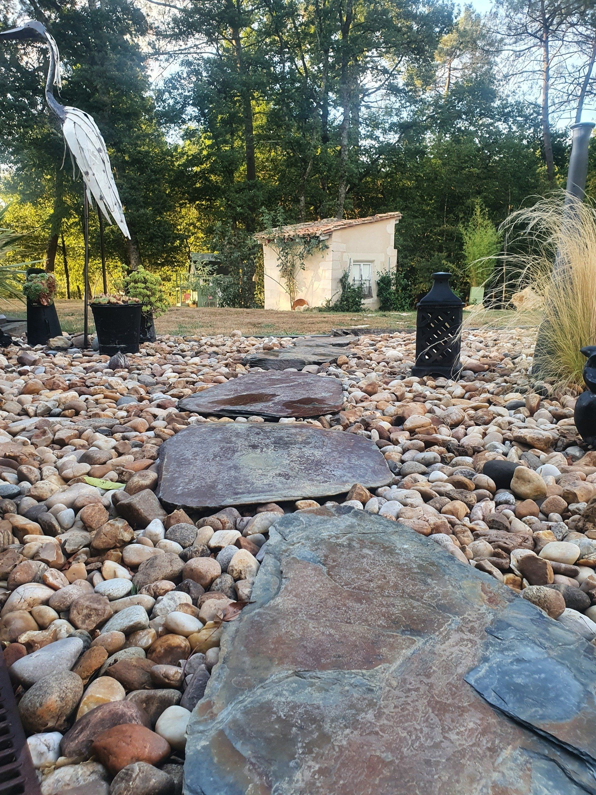 Chemin de pierre sur des galets