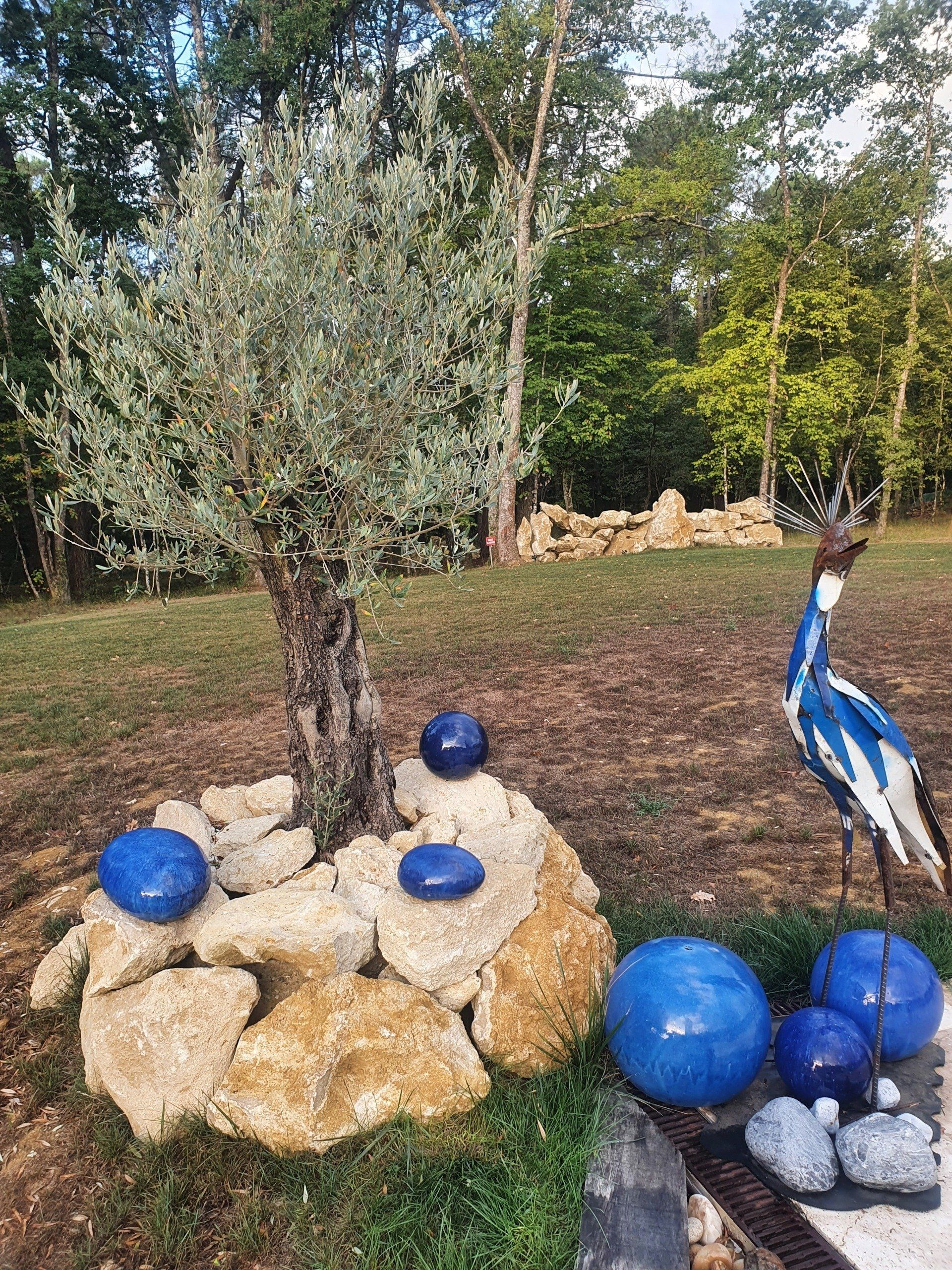 Galets bleus décorant un arbre