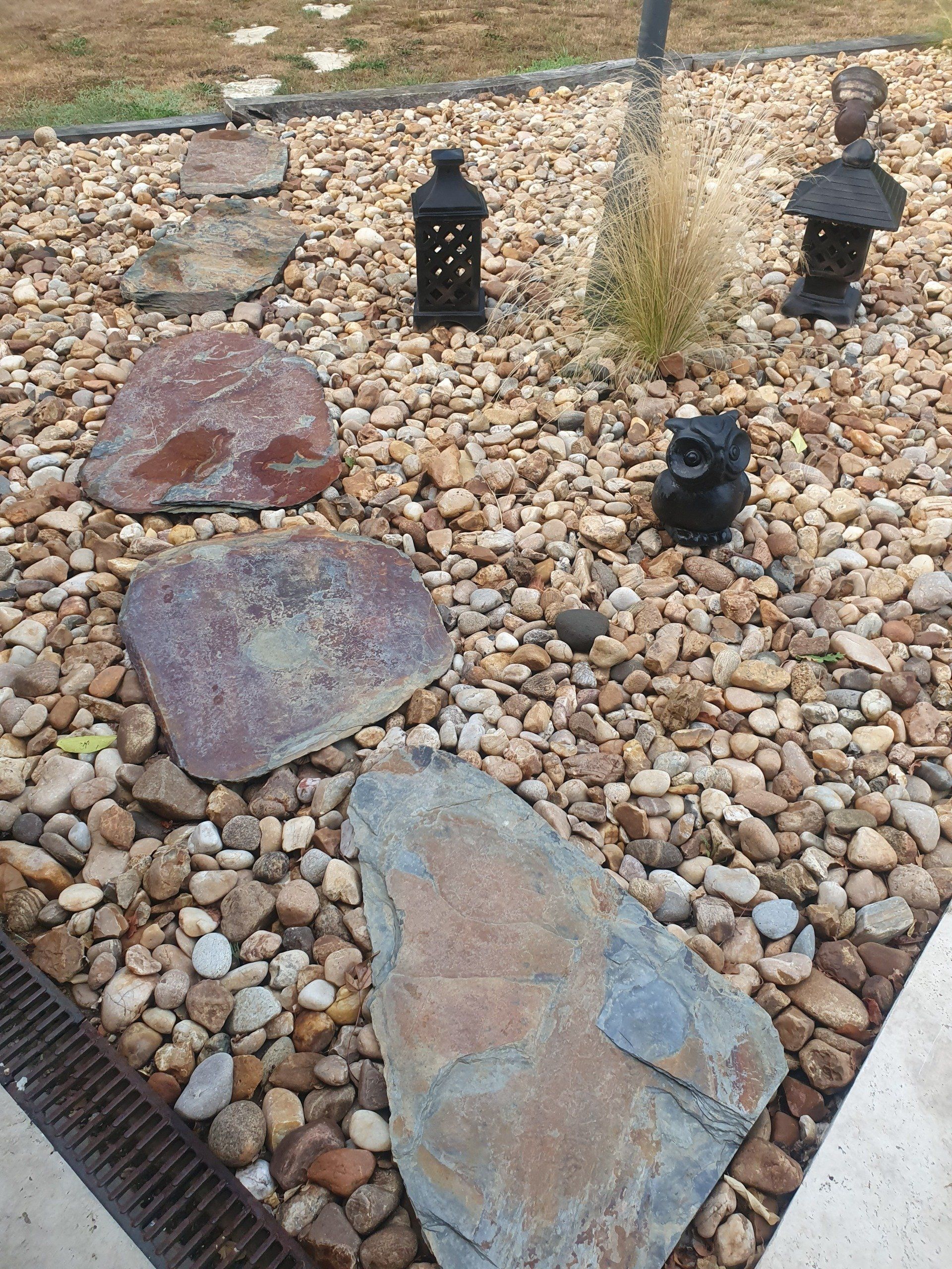 Chemin dans des petits galets