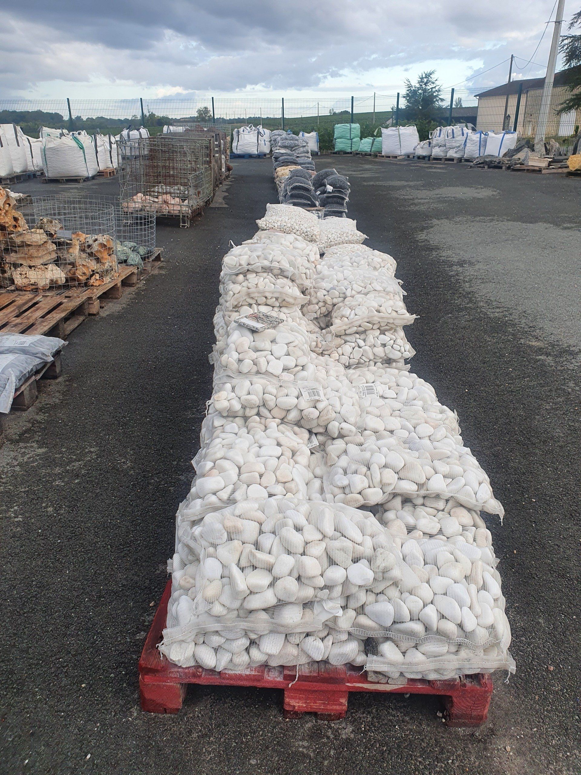 Galets blancs dans des sacs