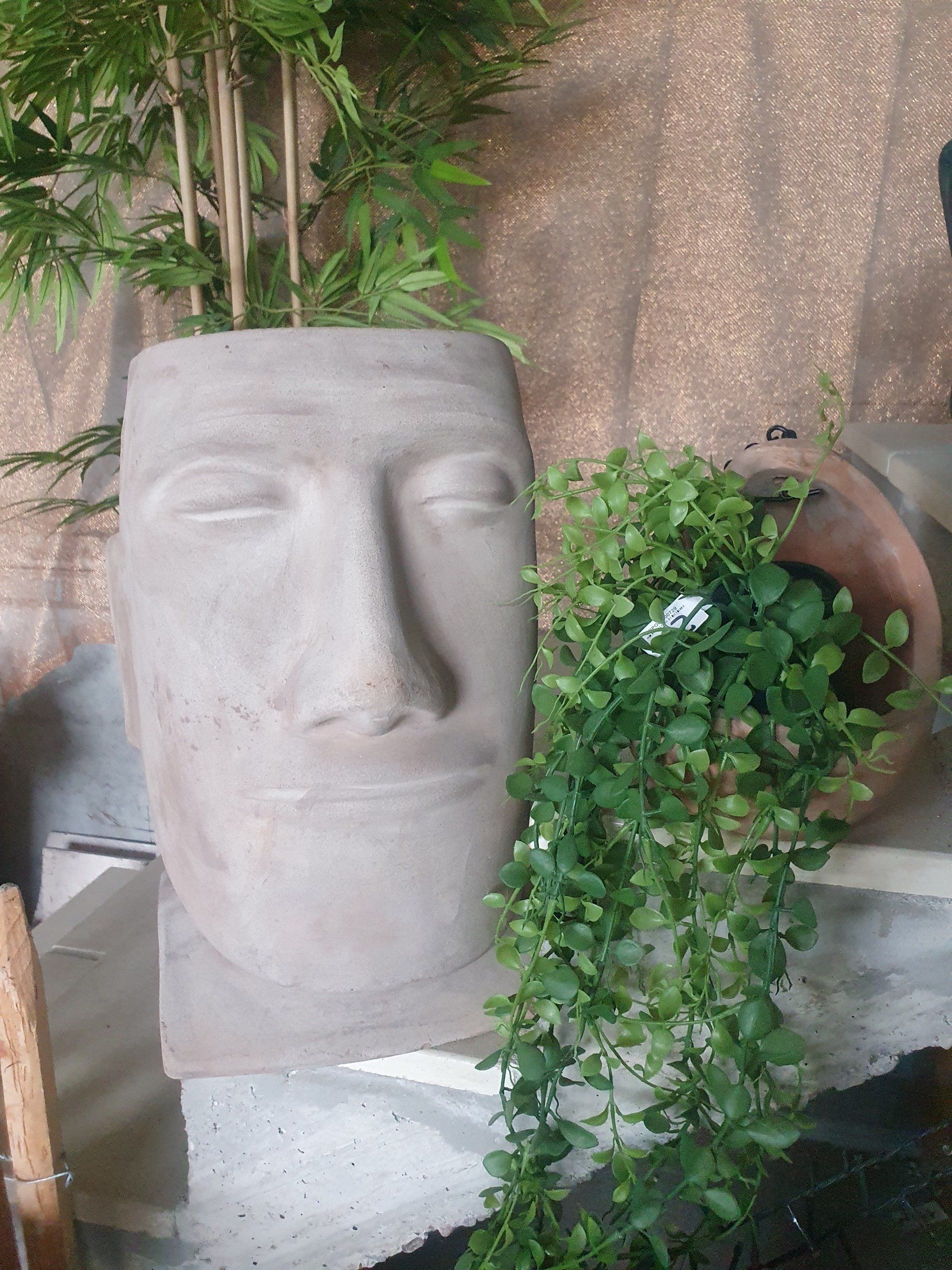 Visage géant en pierre