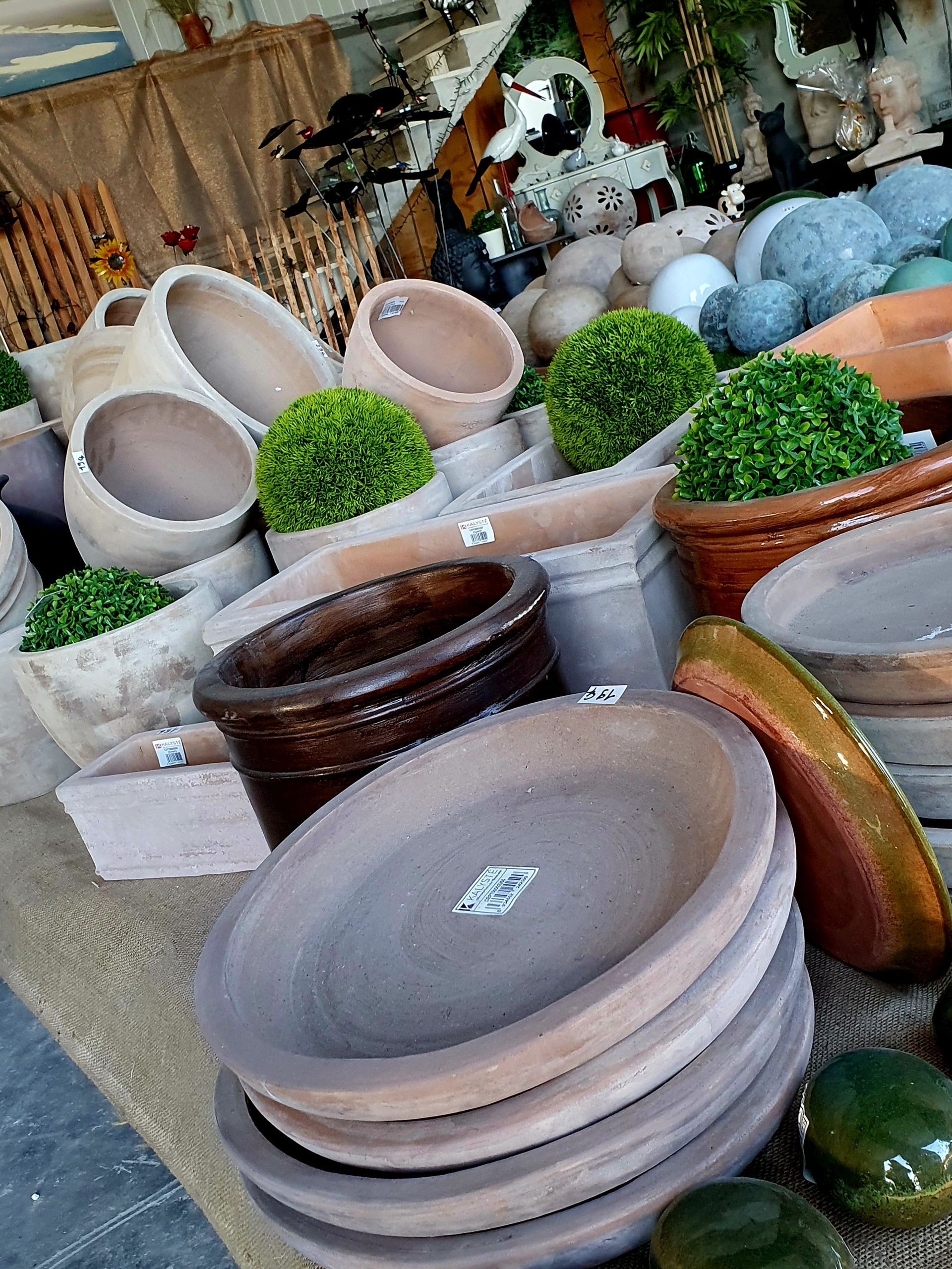 Décorations en terre cuite et végétation