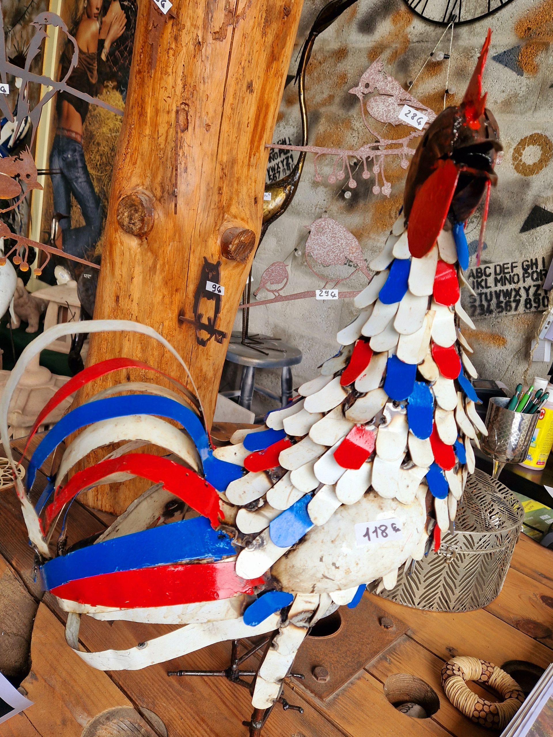 Poule en acier colorée