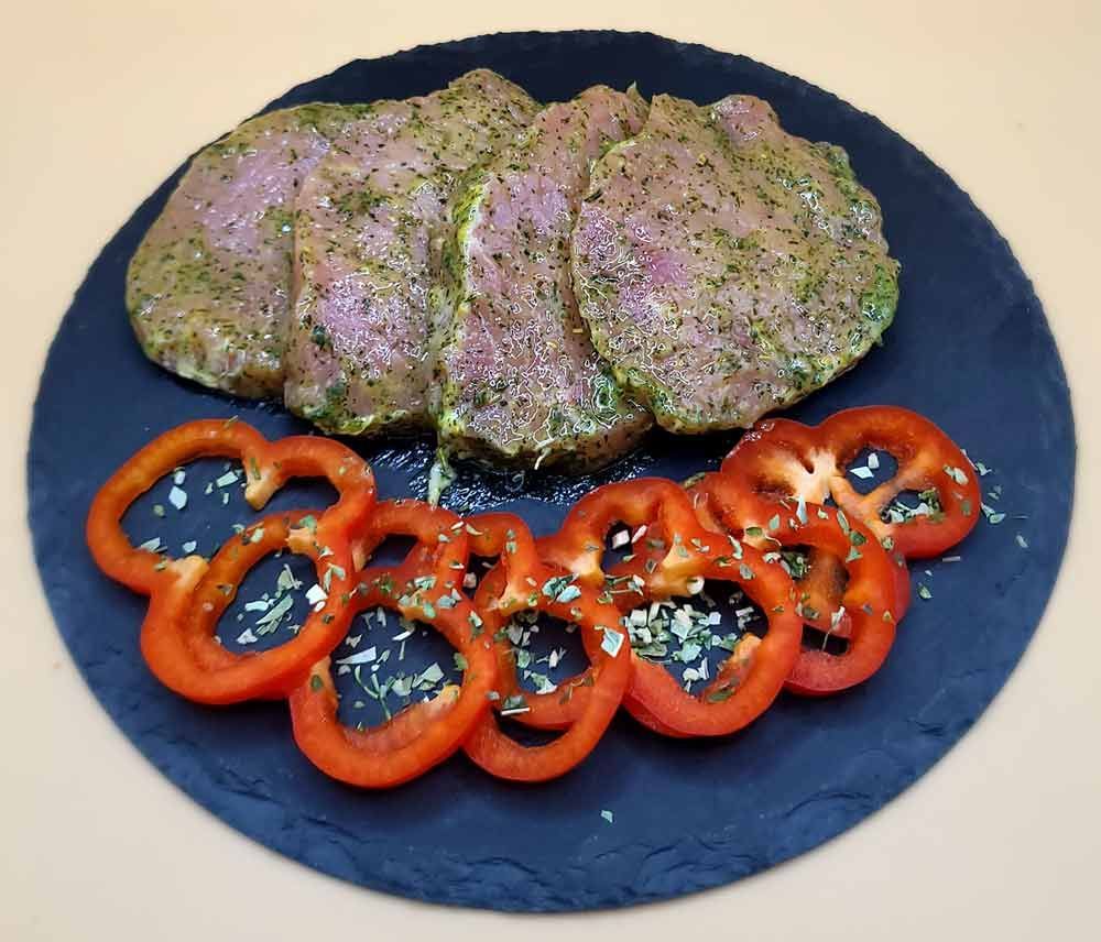 Ein Teller mit Essen mit Fleisch und Paprika darauf