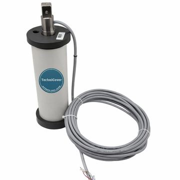 Una mano sostiene un dispensador de productos químicos para piscinas de color azul