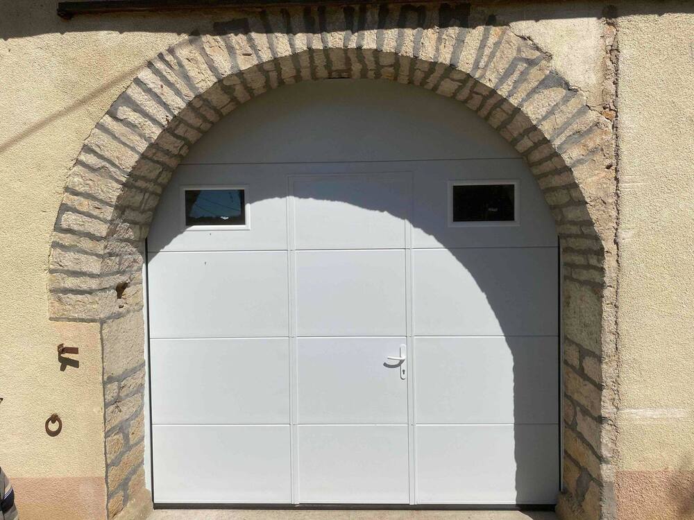 Porte de garage blanche et voûtée