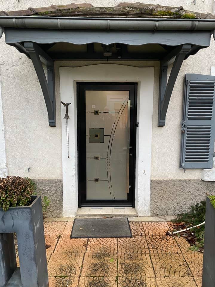 Porte d'entrée vitrée avec porche