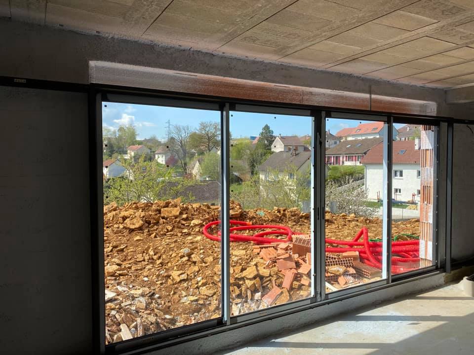 Baie vitrée d'une nouvelle maison