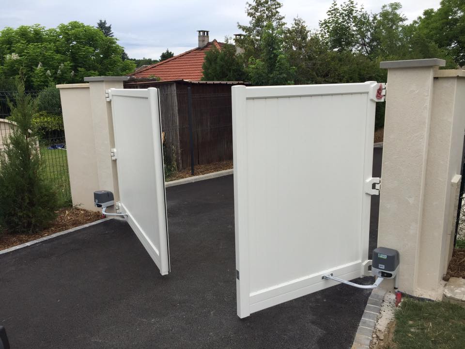 Portail motorisé blanc