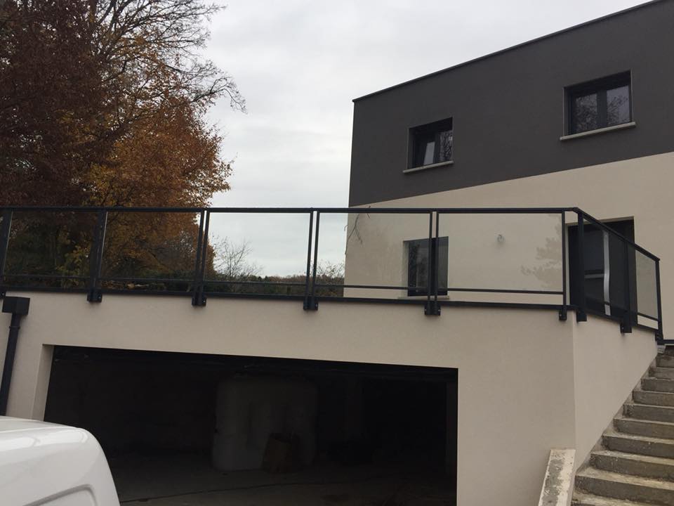 Garde-corps vitré d'un balcon