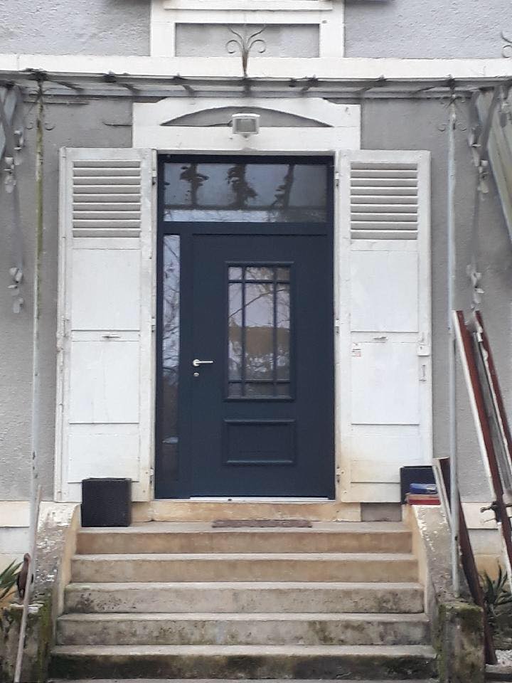 Porte d'entrée noire avec volets blancs