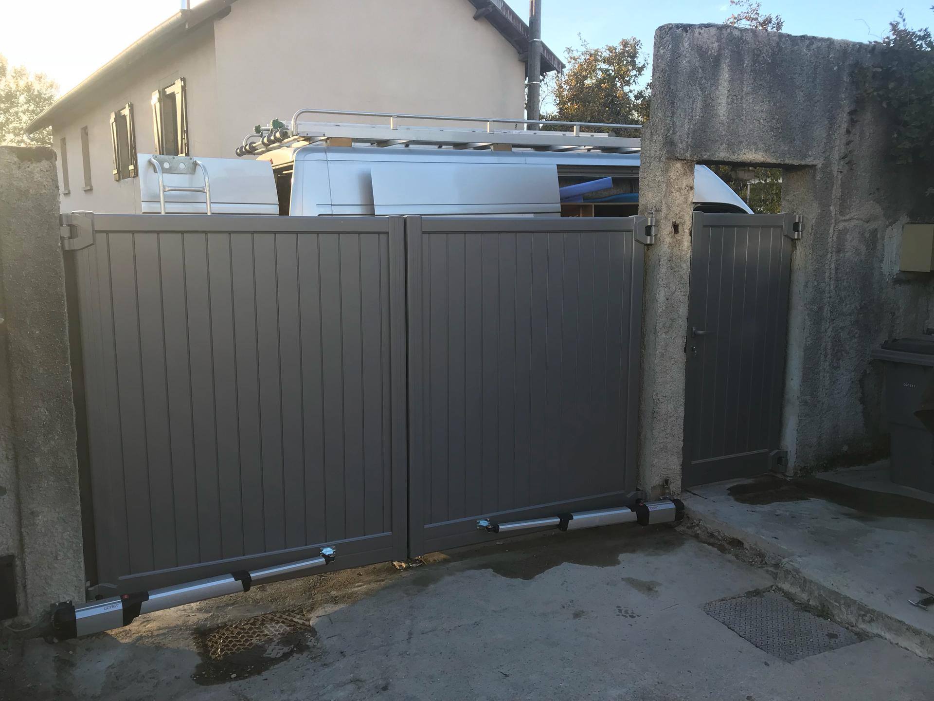 Portillon et portail gris