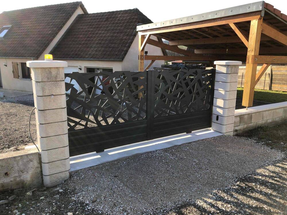 Portail noir à motifs