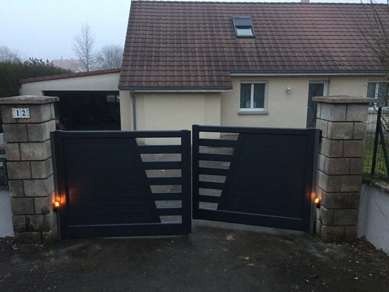 Portail battant noir ouvert