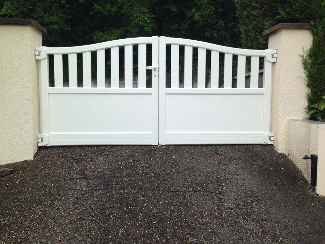 Portail battant blanc