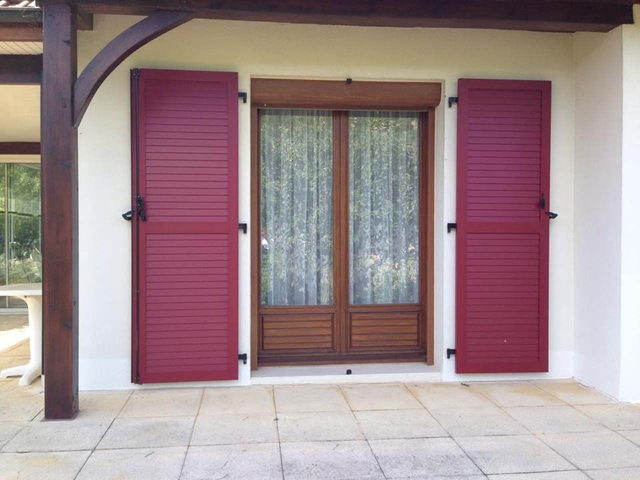 Volets rouges fenêtre